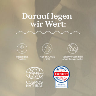 Ein Etikett für die Hyaluron-Augencreme, das ihre Werte hervorhebt: pflanzliche Quellen, nur wesentliche Inhaltsstoffe und keine Tierversuche, mit der EcoCert Cosmos Natural-Zertifizierung und einem „Ausgezeichnet“-Bewertungsabzeichen von Dermatest für das Jahr 2024.