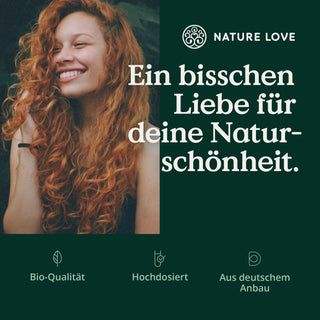 Eine Frau mit lockigen roten Haaren und einer tiefen Liebe zu den Bio Gerstengras Kapseln von Nature Love.