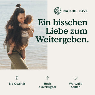 Eine Frau hält ein Baby am Strand, umgeben von Nature Love Bio Bockshornklee Kapseln mit der Aufschrift „Nature Love“.