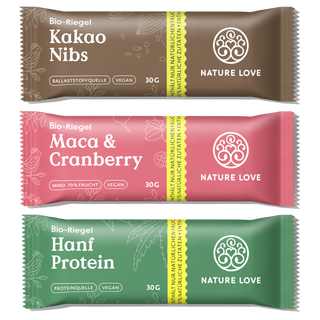 Entdecken Sie das köstliche Nature Love Bio-Riegel-Set mit drei schön verpackten Snackriegeln voller Geschmack: Kakao Nibs, Maca & Cranberry und Hanf Protein.