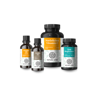 Vier Flaschen aus dem Immun-Sorglos-Set von Nature Love mit Vitamin D3, Vitamin K2, Vitamin C und Zinkbisglycinat zur Stärkung Ihres Immunsystems vor schwarzem Hintergrund.