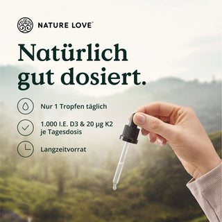 Eine Person hält eine Flasche Nature Love Vitamin D3 & K2 Tropfen in der Hand, angereichert mit natürlicher Liebe und angereichert mit hochwertigem MCT-Öl.