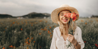 Eine Frau in einer Blumenwiese.