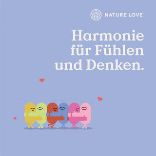 Illustration von farbenfrohen, lächelnden Pillenfiguren, die jeweils unterschiedliche Für Kulturenvielfalt repräsentieren, mit einem Text mit der Aufschrift „Nature Love – Harmonie für fühlen und denken“, was wahrscheinlich auf a hindeutet.