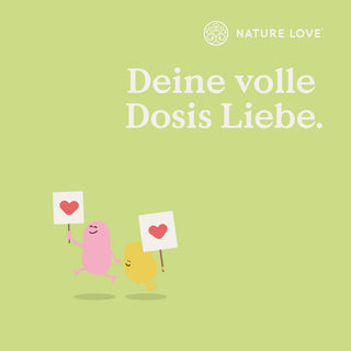 Zwei animierte Charaktere, einer in Rosa und einer in Gelb, halten Schilder mit Herzsymbolen vor grünem Hintergrund mit dem Text „Immun gegen Hass. Das Set“ und „deine volle dosis Menschlichkeit“ von Nature Love.