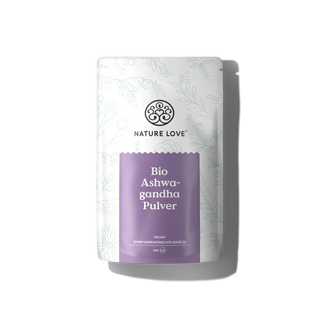 Ein weißer und lavendelfarbener Nature Love Beutel mit der Aufschrift "Bio Ashwagandha Pulver" mit veganen und biologischen Symbolen auf einem floralen Hintergrund - ideal für alle, die hochwertiges Ashwagandha kaufen möchten.