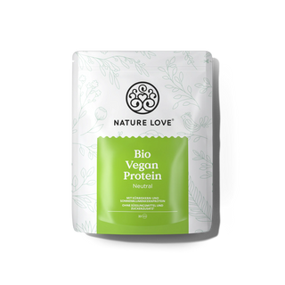 Ein Nature Love Bio Vegan Protein Pulverbeutel mit hohem Proteingehalt, einem grünen Etikett, weißen Blumenmustern und deutschem Text.