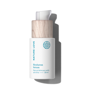Eine 30 ml weiße Flasche mit Holzverschluss und „Nature Love“-Aufschrift sowie der Aufschrift „Hyaluron Serum“ bietet natürliche Hautpflege mit Spirulina.
