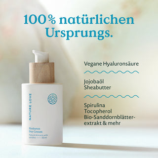 Eine Flasche Nature Love Hyaluron Tagescreme auf hellem Hintergrund. Der Text um die Flasche herum hebt wichtige Inhaltsstoffe wie vegane Hyaluronsäure, Jojobaöl und Sheabutter hervor. Der Text lautet auch „100 % natürlichen Ursprungs“.