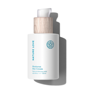 Eine weiße 50-ml-Flasche der Hyaluron-Tagescreme „Nature Love“ mit blauem Text und einer Holzpumpe wird als natürliches Hautpflegeprodukt mit Spirulina vermarktet.
