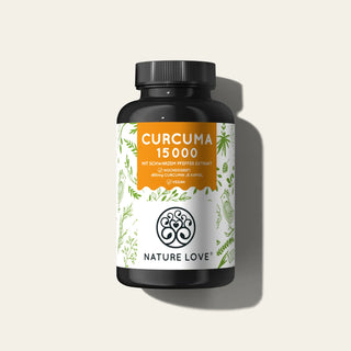 Eine Flasche Nature Love Curcuma Extrakt Kapseln mit schwarzem Pfefferextrakt, enthält Piperin, ist als vegan und biologisch gekennzeichnet und steht auf einem schlichten weißen Hintergrund.