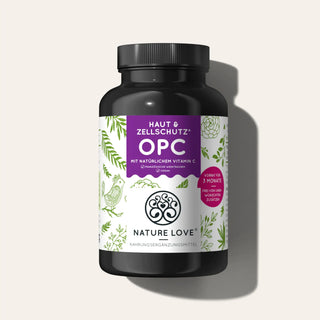 Eine Flasche Nature Love OPC Traubenkernextrakt Kapseln als Nahrungsergänzungsmittel mit natürlichem Vitamin C, illustriert mit Pflanzen- und Vogelgrafiken, präsentiert vor einem weißen Hintergrund.