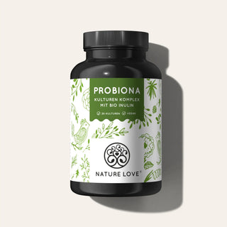 Eine Flasche veganes Nahrungsergänzungsmittel „Probiona Kulturen Komplex Kapseln“ von Nature Love mit einem weiß-grünen Etikett mit botanischen Illustrationen auf weißem Hintergrund.