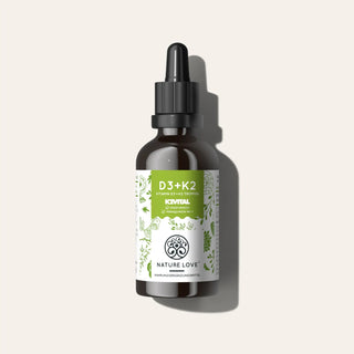 Eine Flasche „Nature Love Vitamin D3 & K2 Tropfen“ zur Unterstützung des Immunsystems mit einer Pipette, beschriftet und auf einem weißen Hintergrund mit Schatten platziert.