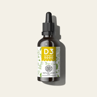 Eine braune Tropfflasche mit der Aufschrift „Vitamin D3 5000 I.E. Tropfen“ von Nature Love. Das Etikett mit grünen Blumenillustrationen weist darauf hin, dass die hochdosierte Formel Vitamin D3-Tropfen enthält, kombiniert mit MCT-Öl für eine verbesserte Aufnahme.
