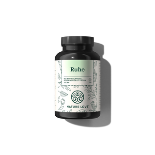 „Ruhe Kapseln“ von Nature Love sind vegane Nahrungsergänzungsmittel mit Ashwagandha, Rosenwurz und L-Tyrosin in einer schwarzen Flasche mit einem von der Natur inspirierten Design.
