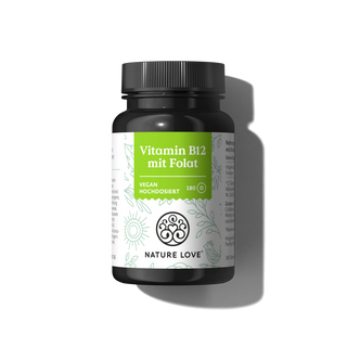 Eine schwarze Flasche Nature Love Vitamin B12 mit Folat Tabletten, mit einem grünen Etikett auf weißem Hintergrund. Die veganen Tabletten unterstützen optimal deine tägliche Nährstoffversorgung.