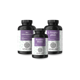 Drei elegante schwarze Flaschen des Wolke-7-Sets mit Nahrungsergänzungsmitteln von Nature Love prangen stolz auf ihren violetten Etiketten: Bio-Ashwagandha, wohltuende Passionsblume und beruhigendes L-Tryptophan.