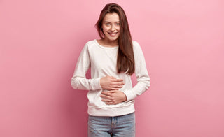 Frau hält ihren Bauch