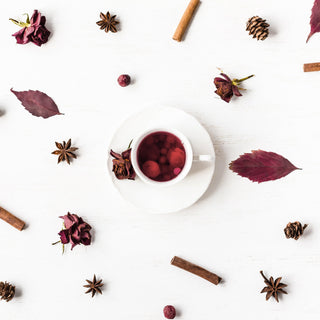 Glühwein mit Zimtstange, Nelken und Rote-Beete