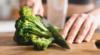 Brokkoli wird kleingeschnitten