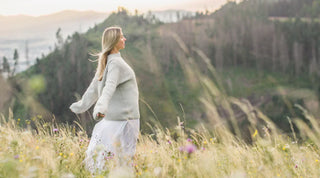 Frau steht in der Frühlingssonne