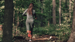 Joggerin im Wald