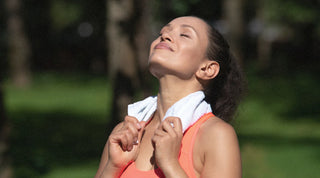 Frau genießt Sonne nach Training