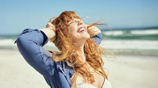lachende Frau am Strand