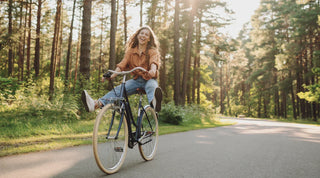 Frau fährt im Sommer Fahrrad