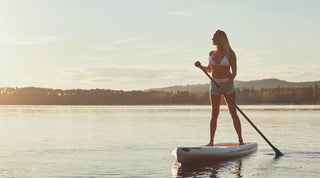 Frau auf einem Stand-Up-Paddle