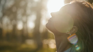 Frau in Herbstsonne