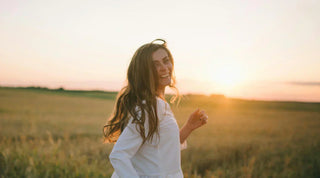 Lachende Frau im Sonnenuntergang