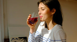 Frau Trinkt Smoothie aus einem Glas