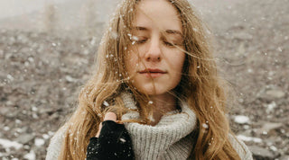 Frau mit Schnee im Haar