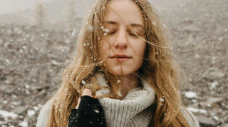 Frau mit Schnee im Haar