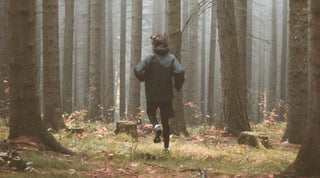 Mann joggt durch Wald