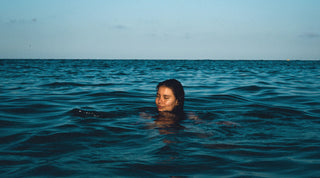 Frau schwimmt im Meer