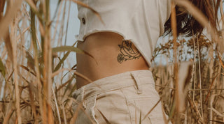 Bild eines Oberkörpers einer Frau, die sich in der Natur aufhält
