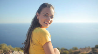 hübsche Frau am Meer, schöne Haut