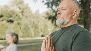 Longevity: älterer Mann bei Yoga