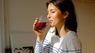 Triphala Frau trinkt Tee