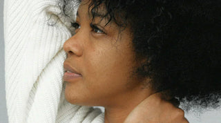 Frau hält sich den Nacken