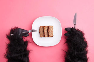Bananenbrot auf Teller wird gleich gegessen