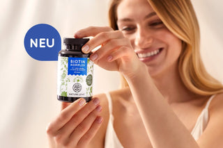 Frau hält Biotin Komplex von Nature Love