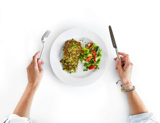 Zucchini-Puffer mit Gemüse auf dem Teller, Essen