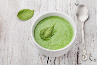 Spinatsuppe auf Tisch in Schüssel