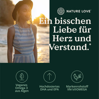 Eine Frau trägt einen Hut mit der Aufschrift „Omega 3 aus Algenöl Kapseln Nature Love“.