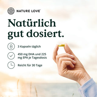 Eine Person hält ein Tablet mit der Aufschrift „Nature Love Omega 3 aus Algenöl Kapseln“ in der Hand.
