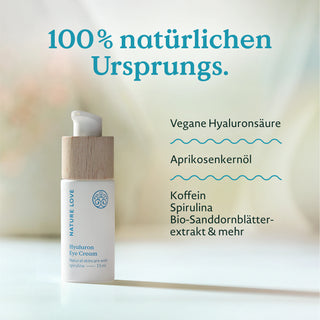 Eine Flasche Hyaluron-Augencreme von Nature Love neben einem Text, der Inhaltsstoffe wie vegane Hyaluronsäure, Aprikosenkernöl, Koffein, Spirulina und Bio-Sanddornblattextrakt hervorhebt.